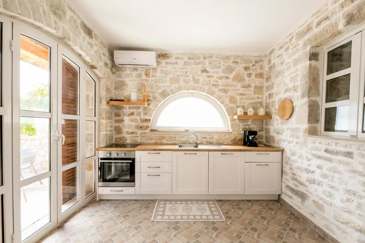 Vila Leon - Old Qeparo - 6 People 0*,  Albania