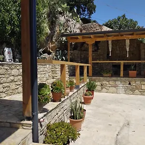 Vogklis House Qeparo